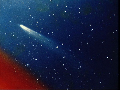 Los cometas son <a href="/comets/comet_nucleus.html&lang=sp&dev=">conglomerados</a> de hielo y polvo que peridicamente llegan al centro del sistema solar desde sus <a href="/comets/Oort_cloud.html&lang=sp&dev=">confines ms lejanos</a>. Cuando un cometa se acerca lo suficiente al Sol, el calor los hace que se comiencen a <a href="/comets/sublimation.html&lang=sp&dev=">evaporar</a>. Chorros de gas y polvo forman largas <a href="/comets/tail.html&lang=sp&dev=">olas</a> que vemos desde la Tierra. Esta foto muestra el <a href="/comets/comets_table.html&lang=sp&dev=">Cometa Kohoutek</a>, que visit el sistema solar interior en 1973. <p><small><em>Imagen cortesa de NASA</em></small></p>