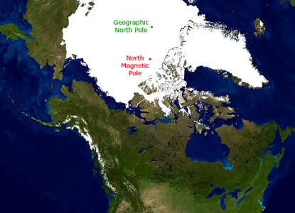 Saba que el <a href="/earth/polar/polar_geog.html&edu=elem&lang=sp">polo Norte geogrfico </a> de la Tierra no est en el mismo lugar que el  <a href="/earth/Magnetosphere/earth_north_magnetic_pole.html&edu=elem&lang=sp" class=outlink>polo Norte magntico </a>?  estn separados por centenares de kilmetros, por lo que es imposible la navegacin por brjula cerca de los polos. Esta imagen muestra donde estaban en 2005. En los polos geogrficos el <a  href="/sun/sun.html&edu=elem&lang=sp">Sol</a> brilla  la mitad del ao, y hay obscuridad la otra mitad. Esto hace que el ao sea como un largo da.<p><small><em>Imagen cortesa de Ventanas al Universo</em></small></p>