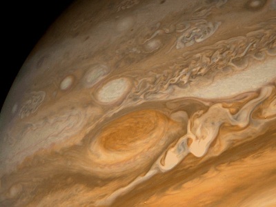 Esta dramtica vista de la <a href="/jupiter/atmosphere/J_clouds_GRS.html&edu=elem&lang=sp&dev=">Gran Mancha Roja</a> de Jpiter y sus alrededores fue obtenida por <a href="/space_missions/voyager.html&edu=elem&lang=sp&dev=">Voyager 1</a> en Feb. 25, 1979, cuando la nave estaba a 5.7 millones de millas (9.2 millones de kilmetros) de Jpiter.  El colorido patrn ondulatorio a la izquierda de la Mancha Roja es una regin de un movimiento extraordinariamente complejo y variable.<p><small><em>Imagen cortesa de NASA</em></small></p>