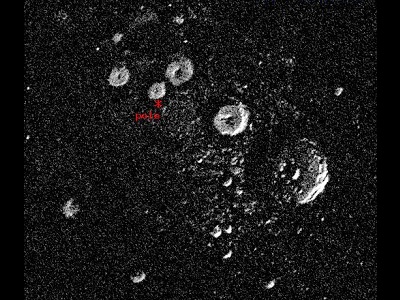 Esta imagen, hecha con datos de <a href="/earth/Atmosphere/tornado/radar.html&edu=high&lang=sp">radar</a>, muestra el rea alrededor del <a href="/mercury/mercury_polar_regions.html&edu=high&lang=sp">Polo Norte de Mercurio</a>. Se ven algunos crculos blancos en la imagen. Pueden ser hielo en el fondo de <a href="/mercury/mercury_polar_regions.html&edu=high&lang=sp">crteres de meteoritos</a>. La imagen representa algunos centenares de kms de lado a lado. Fue hecha por el radio telescopio de Arecibo en Puerto Rico.<p><small><em>Imagen cortesa de NAIC - Observatorio Arecibo, una instalacin de la NSF (J. Harmon, P. Perrilat, y M. Slade).</em></small></p>