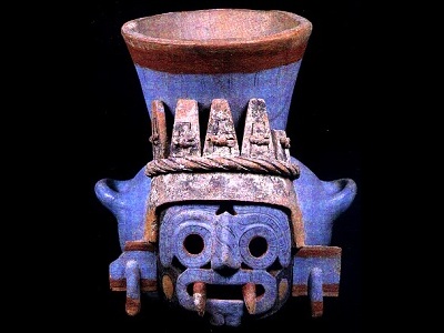 <a href="/mythology/tlaloc_rain.html&lang=sp">Tlaloc</a> fue una deidad importante de la <a href="/earth/Atmosphere/precipitation/rain.html&lang=sp">lluvia</a> y la  fertilidad de la mitologa azteca, asociada con cuevas, manantiales y montaas. Tlaloc era representado como un hombre vestido con un manto de <a href="/earth/Atmosphere/cloud.html&lang=sp">nubes</a>, una corona de plumas, sandalias de espuma y con cascabeles para hacer truenos. Mientras se le consideraba hacedor de la vida, tambin se le tema por enviar <a href="/earth/Atmosphere/precipitation/hail.html&lang=sp">granizo</a>, <a href="/earth/Atmosphere/tstorm/tstorm_lightning.html&lang=sp">truenos y rayos </a>. Esta imagen muestra Tlaloc en una vasija multicolor del Gran Templo de Tenochtitlan.
<p><small><em>Imagen cortesa del Museo del Templo Mayor, Mxico.</em></small></p>