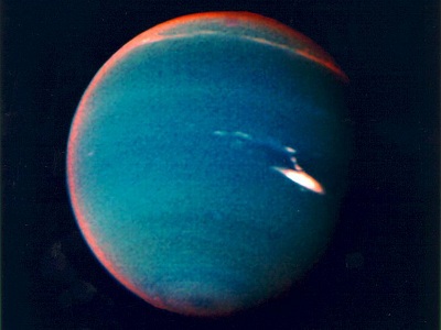 La <a href="/neptune/lower_atmosphere.html&edu=elem&lang=sp&dev=">atmsfera</a> de Neptuno muestra un patrn estriado de <a href="/neptune/atmosphere/N_clouds_overview.html&edu=elem&lang=sp&dev=">nubes</a>. Este patrn de nubes es muy similar a los de <a href="/jupiter/jupiter.html&edu=elem&lang=sp&dev=">Jpiter</a> y <a href="/saturn/saturn.html&edu=elem&lang=sp&dev=">Saturno</a>. Neptuno incluso tiene una <a href="/neptune/atmosphere/N_clouds_GDS.html&edu=elem&lang=sp&dev=">Gran Mancha Obscura</a> similar a la <a href="/jupiter/atmosphere/J_clouds_GRS.html&edu=elem&lang=sp&dev="> Gran Mancha Roja</a> de Jpiter. Se piensa que la Gran Mancha Obscura de Neptuno es un hueco, similar al hueco de la <a href="/earth/Atmosphere/ozone_layer.html&edu=elem&lang=sp&dev=">capa de ozono de la Tierra</a>, en la banda de nubes de <a href="/physical_science/chemistry/methane.html&edu=elem&lang=sp&dev=">metano</a> de Neptuno.<p><small><em>Imagen cortesa de NASA</em></small></p>