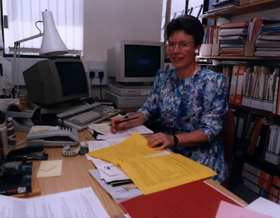 Jocelyn Bell Burnell es una <a href="/the_universe/uts/ast_history.html&edu=high&lang=sp">astrnoma inglesa</a> nacida en 1943. Ella descubri los <a href="/the_universe/NS.html&edu=high&lang=sp">pulsares</a> - <a href="/the_universe/Stars.html&edu=high&lang=sp">estrellas</a> que emiten ondas de radio peridicas - en 1967. Burnell era una estudiante de postgrado en la Universidad Cambridge cuando descubri los pulsares. Su profesor, Antony Hewish, recibi el Premio Nobel en Fsica por su descubrimiento.<p><small><em>    La Universidad Abierta</em></small></p>